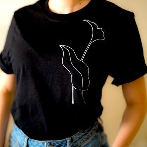 🌿Cute minimal flower tee🖤